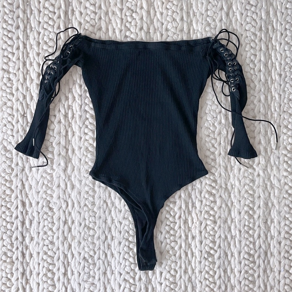 Off the Shoulder Tie Up Sleeve Bodysuit in Black - Size: S